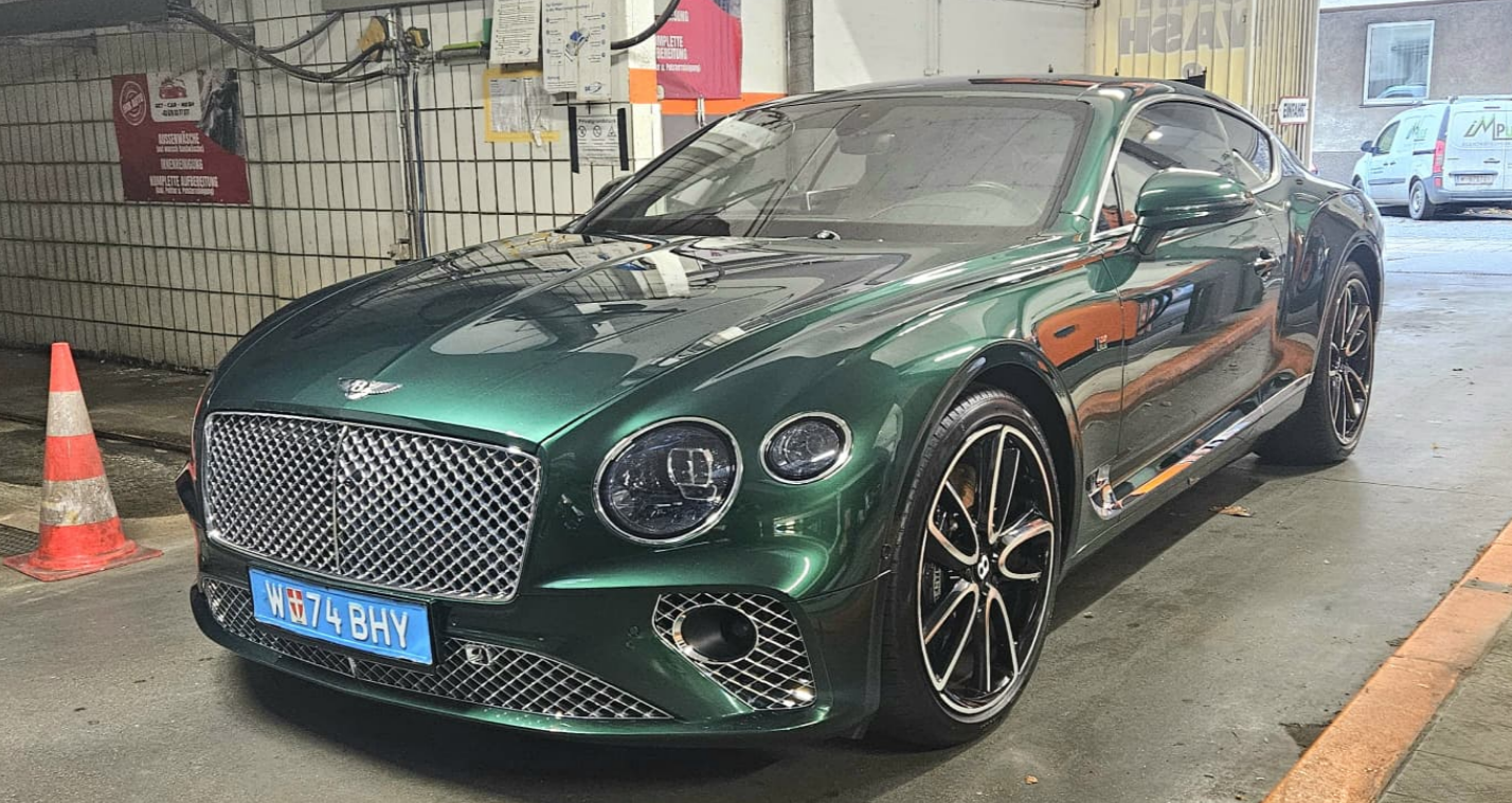 Grüner Bentley Continental GT Außenaufnahme